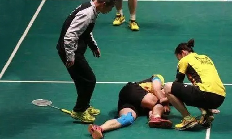 气氛真好，巴萨球迷给弗里克送上了60岁生日蛋糕